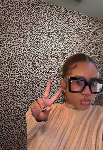 Details on my LEOPARD print wall paper 🐆 Wallpaper is from TikTok shop @JIFFDIFF and got the size 17.3x480 #leopardprint #cheetahprint #diy #peelandstick #homedecorideas