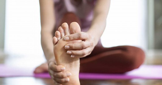 Pourquoi muscler et travailler la mobilité de ses pieds ? Voici 5 exercices proposés par un kiné du sport