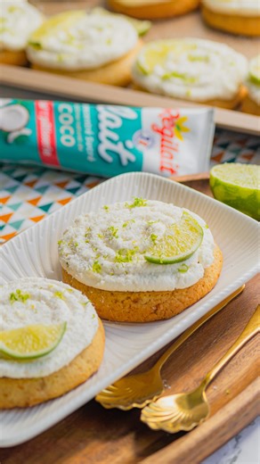 🍋✨ Cookies citron & noix de coco ✨🥥 Si vous aimez la tarte au citron 🍋 et le cookie 🍪 vous allez adorez ce combo 😍 Un petit goût de soleil dans chaque bouchée ☀️ Ces cookies moelleux au citron et à la noix de coco sont encore plus irrésistibles avec leur glaçage onctueux au mascarpone et lait concentré à la noix de coco de @regilaitfr 💛 🔸 Une texture fondante 🔸 Des saveurs fraîches et exotiques 🌴 🔸 Le glaçage crémeux qu’on pourrait manger à la cuillère 🥄 😋 📌 Parfaits pour un goûter 