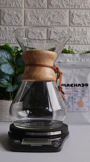 Descubre el arte de la preparación de café con Chemex ☕✨ ¡Este elegante método no solo es visualmente impresionante, sino que también realza cada nota y aroma de tu café! 🌿🌸 #Chemex #MachadoCoffee #BaristaEnCasa #CoffeeLover #foryoupage