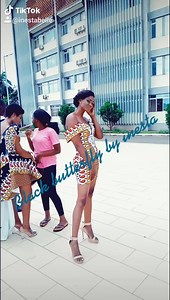 Cc les amis un extrait du labo....la c'est un mannequin qui etait tellement contente de la tenue au point où elle se croyait déjà sur les grands podium... Black butterfly | Inesta