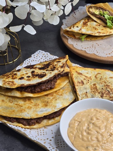 🌯 Tortila Burgers Produktet e kësaj recete i gjeni online me ZBRITJE në Viva Fresh Store. https://online.vivafresh.shop/recipe_details/?id=22 Përbërësit: • 800gr mish i bluar • 1 lugë e mesme kripë • Pak piper i zi • Pak hudhër pluhur • 4 tortila • Kaqkavall i grirë (sipas dëshirës) • Salcë (sipas dëshirës) • Sallatë sezonale Përgatitja 1. Përziej mirë mishin e bluar me kripë, piper dhe hudhër pluhur. 2. Meri një tortilë, shto një shtresë të hollë mishi dhe shtyp lehtë. 3. Pjeki tortilën në tig