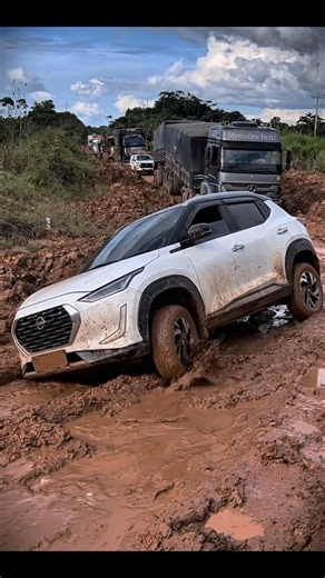 Nissan Magnite Terpuruk di Lumpur, Roda Belakang Hilang Traksi dan Hampir Jatuh!