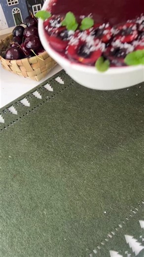 🍒 Cherry Misu Pudding ! This will take you 20 minutes ONLY to put together & is perfect for your NYE celebrations. I have been in loveee with Cherries from Chile. I can snack on these anytime & is also very versatile as an ingredient @frutasdechile For the homemade cream cheese layer - 3/4 cup hung curd 100 g Paneer 1 cheese cube Some vanilla extract Sweetener of your choice (You can add a zero calorie or powdered sugar ) 1 cup whipped cream For the Cherry Compote - 1 big bowl of Chilean Cherri