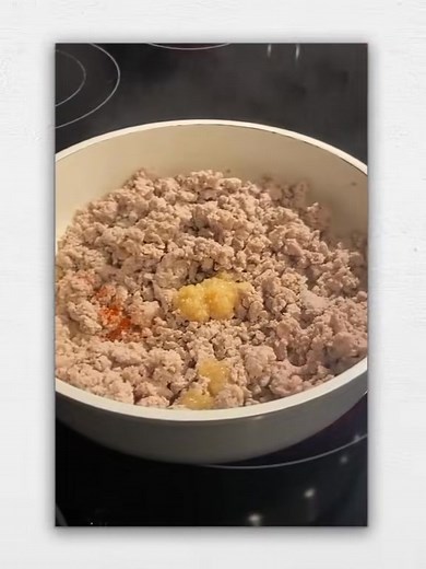 These Sweet Heat Ground Turkey Rice Bowls are the ultimate mix of comfort, flavor, and nutrition — all in one delicious bite. Made with lean ground turkey, perfectly seasoned and sautéed until golden, then layered over fluffy jasmine or brown rice, these bowls deliver that crave-worthy sweet and spicy kick without the guilt. The creamy “sweet heat” sauce ties everything together — a blend of spicy chili sauce, a touch of honey or maple syrup, light mayo or Greek yogurt, and a squeeze of fresh li