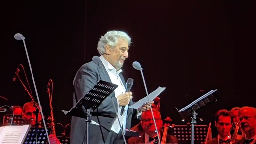 Buenas noches Señoras y Señores. Antes de iniciar esta segunda parte del concierto, quiero decirles que me siento muy honrado de volver a Bucarest y a esta hermosa sala después de 30 años. En esta parte del programa, escucharán también mucha música de mi querida España: la Zarzuela. En estos dias mi corazón está allá, en mi país, cerca de mi gente. Como saben, los habitantes de Valencia y Castilla-La Mancha están viviendo una tragedia devastadora, a causa de las inundaciones de los últimos días.