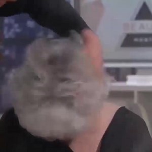 1.5M views · 88 reactions |  Naturalny sposób na uzyskanie włosów pełnych objętości w mgnieniu oka!倫‍♀️ Sprej na objętość ✦ Utrzymuje | daje objętości ✦ Wytrzymały | nietłusty ✦ Unisex | dla wszystkich typów włosów Kup tutaj  https://superzebra.pl/produkt/spray-do-wlosow-zwiekszajacy-objetosc-fluffup/?sp=7795i007 | Superzebra | Facebook