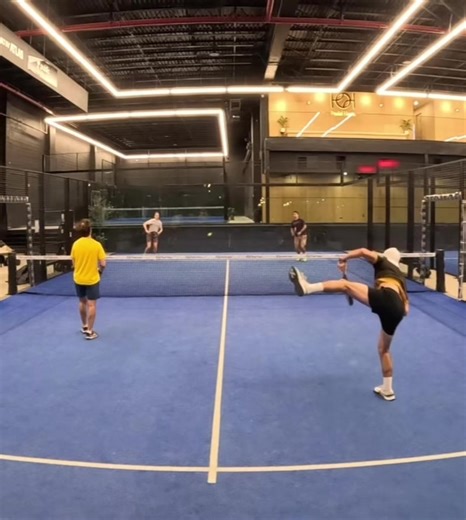 Kick Smash Por Tres: Padel Highlights and Techniques