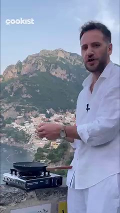 Have you ever tried spaghetti with zucchini (courgettes) also known as Spaghetti alla Nerano? 🍝🥒 It originated in Amalfi Coast, not far from Positano! Its simplicity is the key of its greatness, as it contains very few ingredients but it is literally an explosion of taste 😍 👉INGREDIENTS 400g of spaghetti 2 medium zucchini (Courgette) 8 tablespoons of olive oil 2 cloves of garlic 1 handful of basil leaves 80g of grana padano or provolone cheese salt & pepper 👉METHOD 1. Cook your pasta in sal
