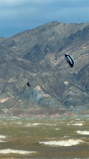 Bar Braz | Kitesurf on Instagram: "One of my hardest crashes, simply because I was rushing. A few days earlier I landed a clean double kiteloop. This time I came in tired, unfocused, and in harder conditions. But the real mistake was simple: I didn’t wait for the peak. I committed to the double too early and pulled the first loop at around 4 meters, way way to early and low, while I was still going up much higher. Pulling early makes the first loop very aggressive and usually sends the kite lowe