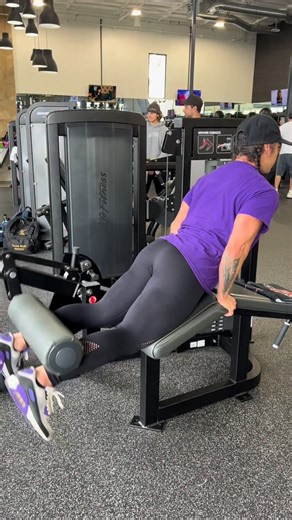 IFBB Wpd Pro Jodi on Instagram: "Chest-elevated hamstring curls. This curl, maximizes engagement in the hamstrings. If you try these, make sure you aren’t arching your lower back. You can elevate your upper body by lay leaning on your elbows instead of your hands if you’re unable to hold yourself up or if you’re arching your lower back to keep your slept up. Hips and pelvis should be against the pad the entire time. #fyp #gym #girlswholift #training #personaltrainer"