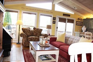 Idyllwild Treehouse Cabin - 2 Bedroom, 2 Bath, Sleeps 4  / Call (951) 659-5444