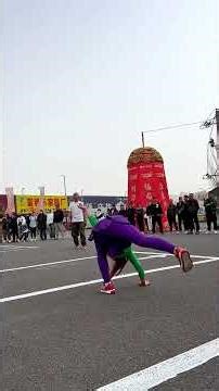 How to kick the big white shuttlecock