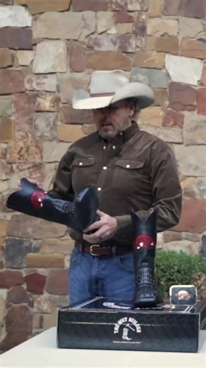 CALLING THE HOGS IN CUSTOM BLACK CHERRY 🐗🔴 When you get custom Arkansas Razorbacks boots that make EVERYONE on the hill in Fayetteville jealous! 𝗪𝗵𝗮𝘁 𝗠𝗮𝗸𝗲𝘀 𝗧𝗵𝗲𝗺 𝗦𝗽𝗲𝗰𝗶𝗮𝗹: 🍒 Black cherry vamp cut (the red just makes this boot POP!) 🐗 Slobber and Hog logo (very unique - never seen on the hill!) ⚡