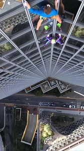 Avec Seb Bouin le 28 septembre dernier sur une tour de la Défense. L.occasion pour seb de réaliser son 1er building et son 1er solo . Une Belle performance car en solo la chute est interdite . Cependant Seb avait un atout majeur en faisant parti des 3 personnes au monde ayant grimpé un 9c encordé. #climbinginspiration #freesolo #climbing | Alain Robert