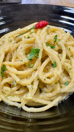 SPAGHETTI AGLIO OLIO E PEPERONCINO 🧄🌶️ SALVATE LA RICETTA 🙏 Un grande classico della cucina italiana, un piatto leggero e adatto per ogni stagione dell’anno ☀️ E per una cremosità unica? Semplice! Cuocere un aglio al cartoccio in forno a 200 gradi per 15 minuti, prelevarne la pasta d’aglio e cuocerla in padella assieme a mezzo bicchiere d’olio (dosi per 2 persone). Aggiungere prezzemolo e peperoncino dell’orto tagliati a coltello e due romaioli di acqua di cottura. Lasciare ritirare leggermen