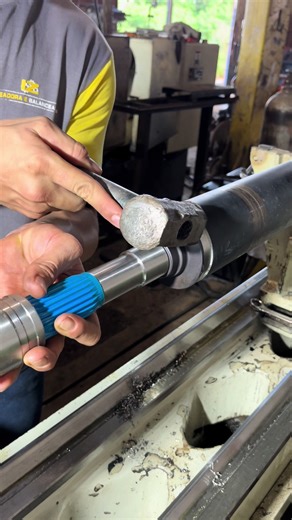 Troca da espiga #torno #mecanico #engenharia #metal #cnc