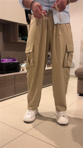 *Cargo in Lino* Ampio, leggero, senza fretta. Il lino respira con te. Dal caffè ☕️ del mattino al drink 🍸 al tramonto, resta fresco ❄️e naturale. Un pantalone che sa di estate ☀️ lenta. #estate #outfit #relax #moda #pants