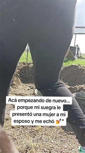 “Acá empezando de nuevo… porque mi suegra le presentó una mujer a mi esposo y me echó 💅” Nunca pensé que iba a empezar de nuevo… con dos hijas, una valija prestada y el corazón hecho pedazos. Pero acá estoy. Todo empezó el día que mi suegra sonrió demasiado. —Te traje una sorpresa —le dijo a MI esposo, entrando a MI casa como si fuera dueña. Y atrás de ella… venía la sorpresa. Alta, perfumada, con una sonrisa que ya me caía mal sin abrir la boca. —Ella es Laura —dijo mi suegra, mirándome de reo
