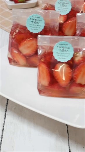 キラキラ輝く！パック入りいちごゼリーいちごとアガーで作るスイーツです。常温でも溶けにくいアガーを使うから、ピクニックや手土産にも安心です。袋に入れて冷やすだけで、キラキラとした透明感あふれる仕上がりになりますよ。