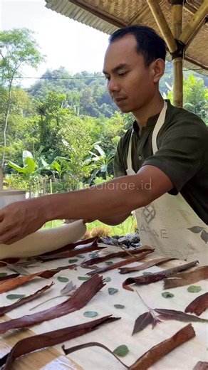 An embrace of nature on wool and woven fabric delicate, organic, and endlessly graceful. Each piece tells a story of time, texture, and tranquility. #NaturalEcoprint #EcoLifeStyle #SustainableLiving #EcoFriendly #EcoprintIndonesia #Art #Nature #Ecoprint #SustainableLiving | Sidik Gunawan