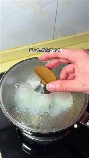 Super simple poached eggs are beautiful and delicious. Poached eggs. How to cook poached eggs. T