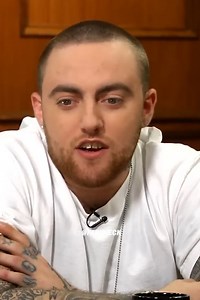 2.5M views · 107K reactions | Un hombre en una caja de madera. Está encerrado y, pronto, nos damos cuenta de que ha sido atrapado en un espacio reducido. Dentro de su pequeño recinto, él está despierto. Tiene consigo tan solo una linterna. Intenta alcanzar algo que ha ocultado en su zapato; batalla y forcejea, y, al final, lo obtiene: un objeto. El hombre no intenta liberarse; se le ve tranquilo. Toma una herramienta y graba las palabras MEMENTO MORI. | Farid Dieck | Facebook