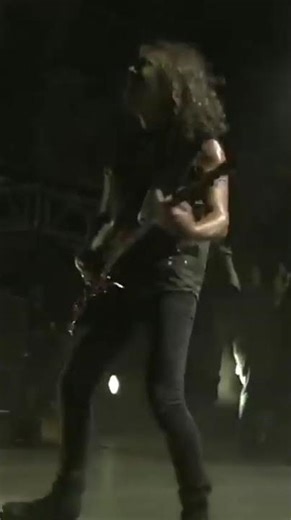 Robert Trujillo plays Jaco's Bass of Doom!