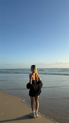 LILY RITCHIE on Instagram: "The usual daily routine on repeat 🎧🌞☕️ 4:30am wake up is easy when it looks this good !!! Top tips to waking up early: 1. Improve sleep hygiene so you’re getting good quality sleep 2. Only set one alarm so you don’t constantly ignore it 3. Have everything ready the night before (eg outfit, shoes, car keys, breakfast ready) 4. Need something to look forward to aka mines coffee 👀 5. Start small then build, don’t go from 7am to 4:30am - start with 6:45am then your bod