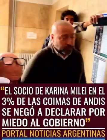 EL SOCIO DE KARINA MILEI GUARDA SILENCIO DE SUPERVIVENCIA: SE NEGÓ A DECLARAR Diego Spagnuolo se retiró de los tribunales visiblemente "ofuscado y enojado" tras negarse a declarar. Todo indica que el exfuncionario se siente "presionado por el gobierno nacional", específicamente por "Karina y Javier Milei", optando por el silencio y el riesgo de "ir preso" antes que enfrentar las "consecuencias severas" del "régimen libertario". La justicia investiga el robo de más de "70.000 millones de pesos" d