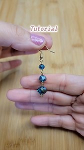 “Hoy te enseño paso a paso cómo crear unos aretes únicos que harán brillar cualquier look ✨ Con materiales fáciles de conseguir y un poco de creatividad, podrás personalizarlos a tu gusto y lucirlos en cualquier ocasión. Saca tus herramientas, sigue el tutorial y verás que hacer bisutería es más fácil y divertido de lo que imaginas 💎💖 Recuerda: hechos por ti… ¡siempre tienen más valor! 💕 #DinoraAccesorios #TutorialBisutería #HechoAMano #DIYAccesorios” | Dinora Accesorios