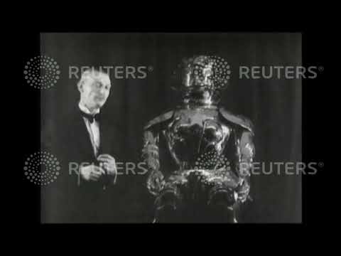 1934 USA: QUIRKY: English inventor shows off Metal 'man ' talking robot
