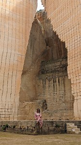 ✨ ¿Conoces Lithica? Se trata de una antigua cantera reconvertida en un lugar mágico de Menorca donde se unen paisaje y arte. ¿Has visto qué maravilla de lugar?. Es impresionante 🤩 📲 Tienes en Stories Destacados Menorca y en mi blog, un montón de información sobre esta maravilla de lugar💞 ¿Con quién te gustaría ir?😉 La piedra calcárea de la cantera es la que se ha usado durante años para construir muchas de las casas que se alzan en la isla y que la visten y tiñen de blanco. ✨ Un planazo que 