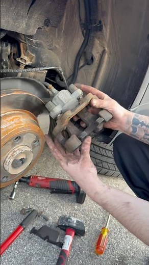How to properly grease any brakes🫡 #dontbedumb #mechanic #car
