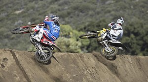 Motocross : Une course à deux en ligne droite très spectaculaire