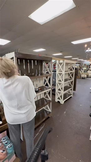 Setting up for one of the biggest Christmas events in North Alabama! Over 108 vendors is going to be there. Boutiques, small businesses, food, home decor… You don’t wanna miss it under the Christmas tree, Von Braun @Von Braun Center @Huntsville, AL Huntsville Alabama | Steel Magnolias