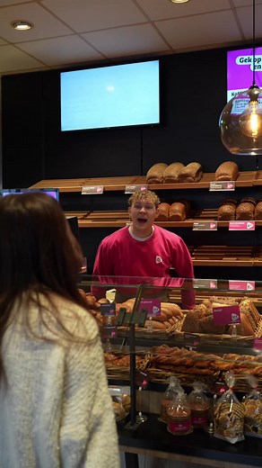 Geen geld? Geen probleem! 😉 . Deze video is gefilmd bij @bakkerbartnl in Dordrecht. Wij hebben geen vergoeding van hen gekregen om hier te filmen.
