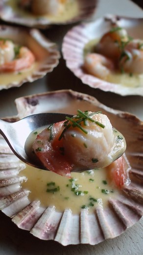 Saint-Jacques en Sauce Normande Gratinées – L’Élégance à la Française 🐚🥂✨** La recette compléte dans le premier commentaire 💬 | Recettes De Tous les Jours