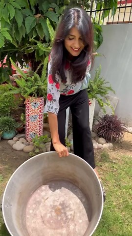 Neetu Jakhar on Instagram: "DIY Aquarium in a tub 🐠 🐟 Creative Fish Tank 🐠 🐟Made aquarium with some creativity, let me know how did you find it. Some points to note: 👇 🐠I made it using plants at home like Syngonium and Money plant. They both thrive in water, just don’t submerge the leaves. 🐠 🐠Names of fishes added - Koi Karp and Milki Karp. As per fish wale bhaiya these will survive without air pump, I just need to change water every 10 days. 🐟left this part to the expert. I added showe