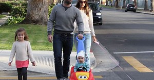 Ale Ambrósio passeia com os filhos Anja e Noah nos EUA