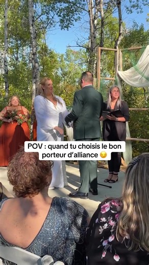 Choisissez bien la personne qui apportera vos alliances… mais surtout, ne lui mettez pas trop de pression. 💍🤍 Lorsqu’on confie cette mission à un enfant, le résultat peut être adorable… mais aussi totalement imprévisible ! 👉 Choisissez un enfant qui en a envie Expliquez-lui simplement son rôle et assurez-vous qu’il soit à l’aise avec l’idée. 👉 Faites une petite répétition Où marcher, vers qui aller et à qui remettre les alliances. Quelques minutes suffisent. 👉 Sécurisez les alliances 💍 Une