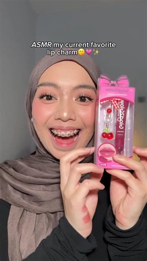 Fingki Anggraeni on Instagram: "Siapaa yg seneng sm lip serum ini ??? AKUUUU😂🫶🏻 udh ngabisin duaaa hihi favoritku yg clear, berry soda sama peach pie🫠 kalo dipake pas malem (biasanya aku pake yg clear) pas bangun tuh bibir kerasa lembab bgt dan lembut👀💋"