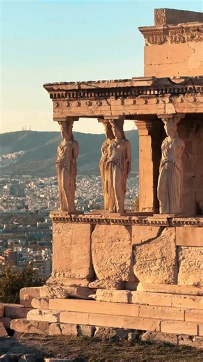 Antiqua Archeologia | 🇮🇹 LA STRAORDINARIA BELLEZZA DELL’ARTE GRECA. Come si evince dalle parole di Vitruvio, col nome di Cariatidi si fa riferimento ad elementi... | Instagram