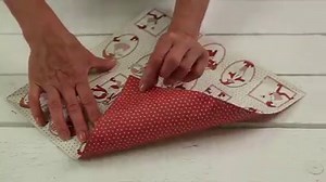 Dette er sand juleklipsfavorit.😍 Og det, synes jeg, er nemt at forstå. Det er en skøn stjerne at folde, og teknikken er sjov og populær. Se hvordan du gør 👉 https://www.cchobby.dk/7-takket-stjerne-af-kvadratisk-papir-i Mvh Anne fra CChobby | Creativ Company