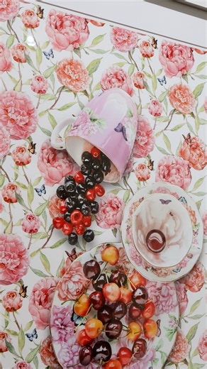 Montclair Art Museum School of Art teacher, teacher Jamie Wandel offers viewers an in-depth look at how both new and experienced museum goers can approach viewing art in a gallery setting. This video focuses on the work of JP Terlizzi (@jpterlizzi), a New Jersey–based photographer, and his remarkable collection of still-life photography currently on view at MAM in "JP Terlizzi: Remembering Eden," on view through June 28, 2026. Through thoughtful arrangements of food, flora, heirlooms, and textil