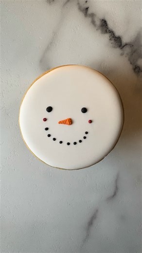 E I OH Bakery on Instagram: "⛄️ A little snowman for the blizzard that is rolling into Iowa. Stay safe out there friends! ❄️ #sugarcookiesofinstagram #sugarcookiedecorator #snowmansugarcookie #cookieart #satisfyingvideos"