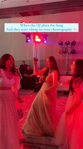Drishti Kamal Laxmikant Aswani on Instagram: "Makhna ❤️ Girls Vibing on your choreography ✨ #makhna #girls #weddingchoreography #choreography #dance #dancechoreographer #dancechoreography #weddingdance #wedding #reelit #fun #dj #vibing"