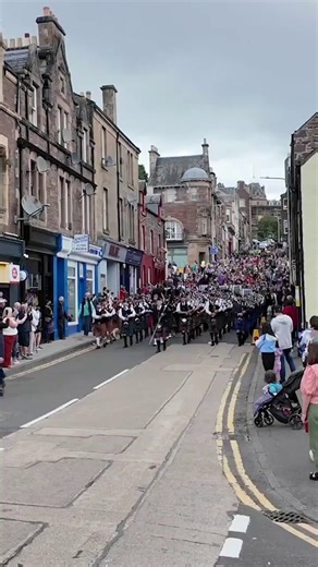 "Scotland the Brave" (Alba an Àigh) a Scottish patriotic song, one of three often considered an unofficial Scottish national anthem ("Flower of Scotland" and "Scots Wha Hae").... 🏴󠁧󠁢󠁳󠁣󠁴󠁿The massed pipes and drums parade marching through the town of Crieff, Scotland, during the annual Crieff Highland Gathering. © braemar_media (IG)