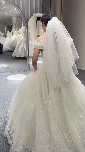 For the modern bride who wants a sleek and minimalist look, this contemporary wedding dress is simply stunning. #modernbride #bridalstyleFor the modern bride who wants a sleek and minimalist look, this contemporary wedding dress is simply stunning. #modernbride #bridalstyle | Elleseal