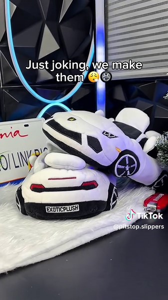 Eveey car guy NEEDS this 😍🏃 #carslippers #hellcat